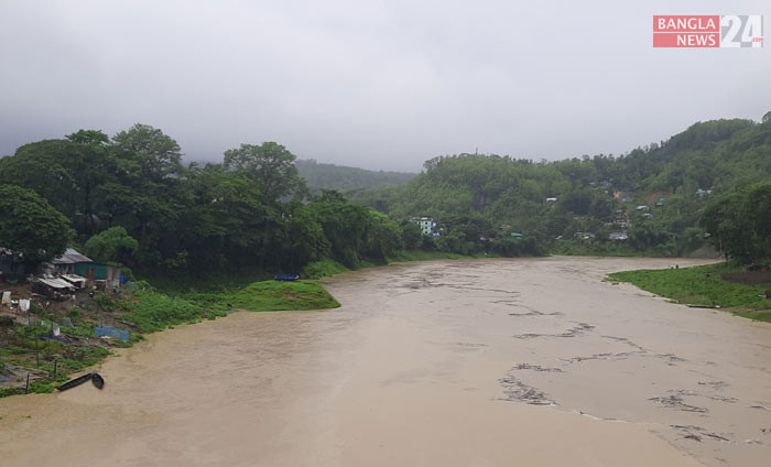 টানা বৃষ্টিতে জনজীবন বিপর্যস্ত, পাহাড় ধসের শঙ্কা। বান্দরবান জেলা সদর এলাকা থেকে ছবি তুলেছেন কৌশিক দাশ
