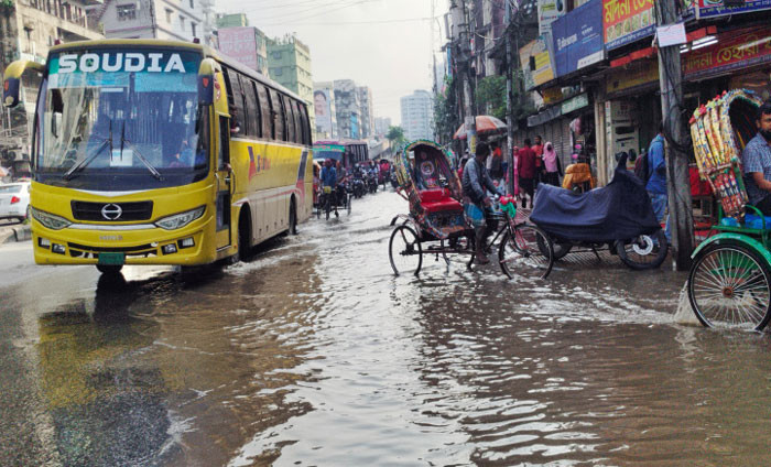 সামান্য বৃষ্টিতে রাজধানীর রামপুরা সড়কে দেখা দিয়েছে জলাবদ্ধতা/ছবি: শাকিল আহমেদ