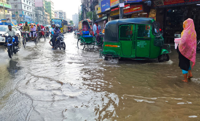 সামান্য বৃষ্টিতে রাজধানীর রামপুরা সড়কে দেখা দিয়েছে জলাবদ্ধতা/ছবি: শাকিল আহমেদ