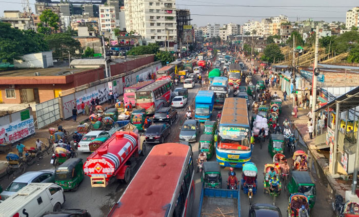 রাজধানীর বাড্ডা-রামপুরা রোডে তীব্র যানজট/ছবি: শাকিল আহমেদ